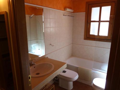 a bathroom with a sink and a toilet and a tub at Francoli-Vacances Pirinenca in Canillo