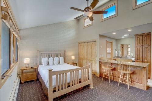 a bedroom with a bed and a kitchen at Park Avenue by All Seasons Resort Lodging in Park City