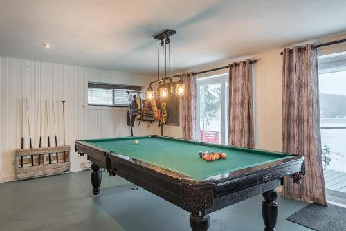 a living room with a pool table in a room at Breathtaking Lake View With Spa Chalet 360 in Chertsey