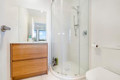 ein Bad mit einer Dusche und einem WC in der Unterkunft Cozy Brand New Townhouse 3 in Auckland