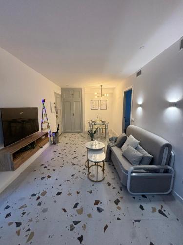 ein Wohnzimmer mit einem Sofa und einem TV in der Unterkunft La Casita Real in Vigo