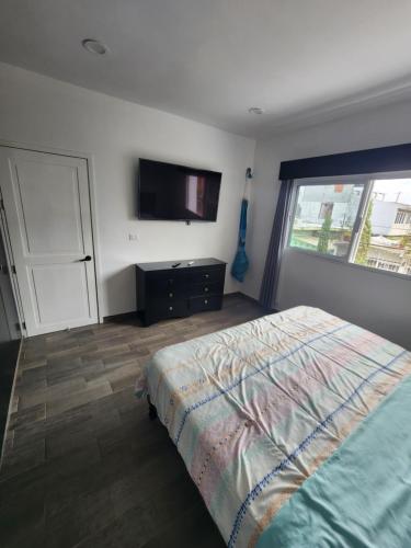 A bed or beds in a room at Recamara baño privado king size