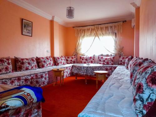 - un salon avec des canapés et une table dans l'établissement راحة المسافر، Rahat al moussafir, à Azilal