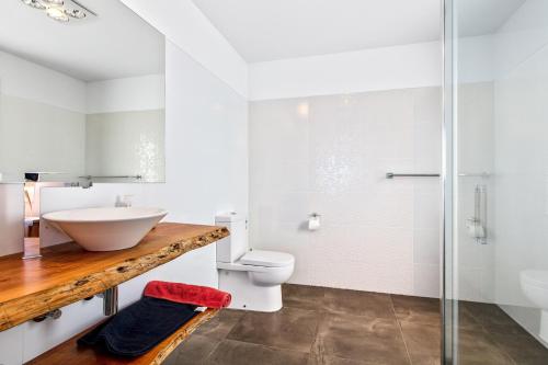 La salle de bains est pourvue d'un lavabo, de toilettes et d'une douche. dans l'établissement Sea Forever - a coastal haven!, à Bicheno