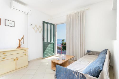 Postel nebo postele na pokoji v ubytování Apartments with a parking space Igrane, Makarska - 6796