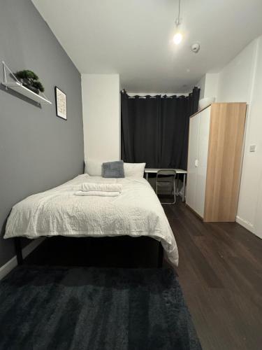 Ein Bett oder Betten in einem Zimmer der Unterkunft Ensuite room in West Midlands