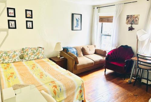 uma sala de estar com uma cama e um sofá em Prime Location- Central Manhattan em Nova York