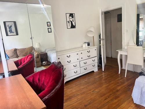 uma sala de estar com uma cómoda e um espelho em Prime Location- Central Manhattan em Nova York