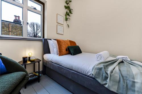 En eller flere senger på et rom på Charming Family Abode: Beautiful Home with Outdoor Space