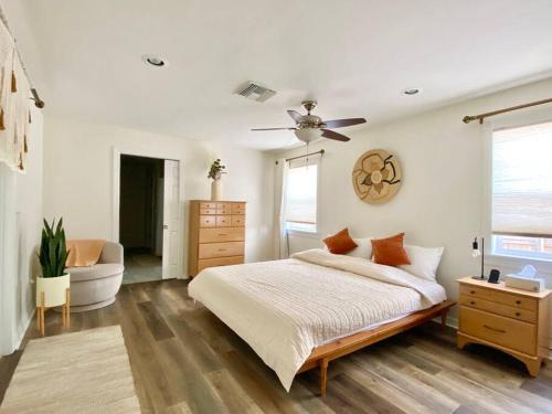 Schlafzimmer mit einem Bett und einem Deckenventilator in der Unterkunft Hidden Gem: Escape to Newlin Cottage in Cape Coral in Cape Coral