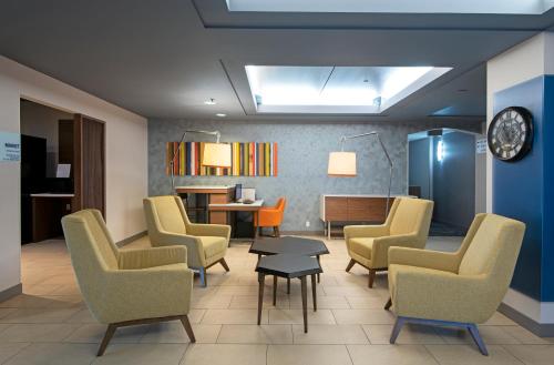 - une salle d'attente avec des chaises et une table dans l'établissement Holiday Inn Express Kamloops, an IHG Hotel, à Kamloops