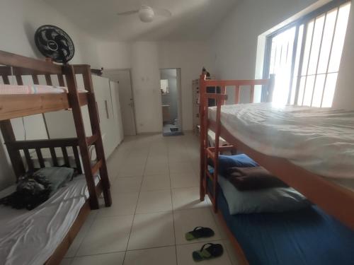 Katil dua tingkat atau katil-katil dua tingkat dalam bilik di Residência RCA13