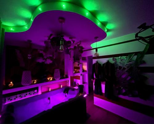 Photo de la galerie de l'établissement Love & Sex Room: haut de gamme: avec SPA privatif, à Ferney-Voltaire