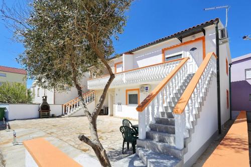 Apartments with a parking space Vir - 22134