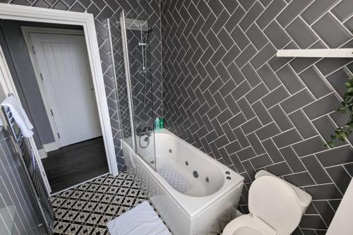 Apart-Hotel - Flat 3 - 2 bed 1 bath tesisinde bir banyo