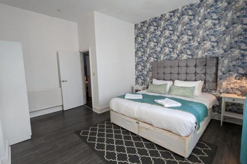 En eller flere senger på et rom på Apart-Hotel - Flat 3 - 2 bed 1 bath