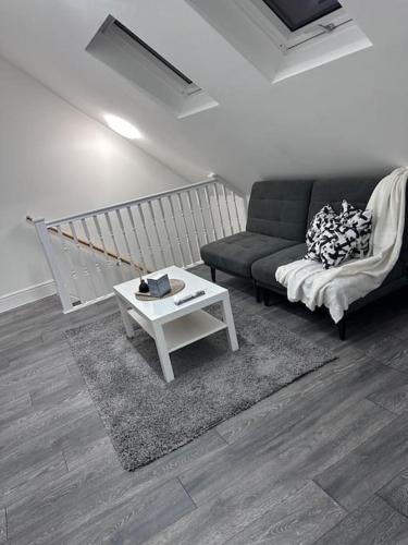 Una sala de estar con un sofá y una mesa de café. en Flat in Leicester!, en Leicester