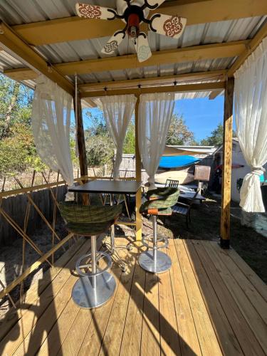 a patio with a table and chairs under a roof at Bonne Nuit Weeki Wachee in Weeki Wachee