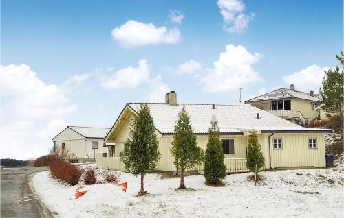 Grimslandにある4 Bedroom Gorgeous Home In Lundegrendの雪の木々が茂る黄色い家