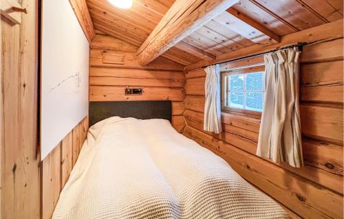 Cama en una cabaña de madera con ventana en Stunning Home In Kvam With Wifi, en Kvam