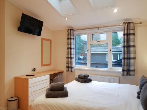 a bedroom with a bed and a desk and a window at Kingfisher Lodge - Uk46046 in Balloch