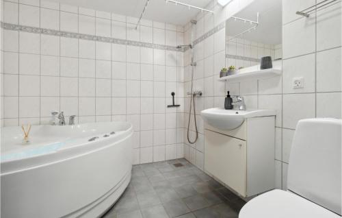 Un baño de 1 Bedroom Awesome Apartment In Allinge