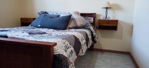 Un pat sau paturi într-o cameră la El Llanqui
