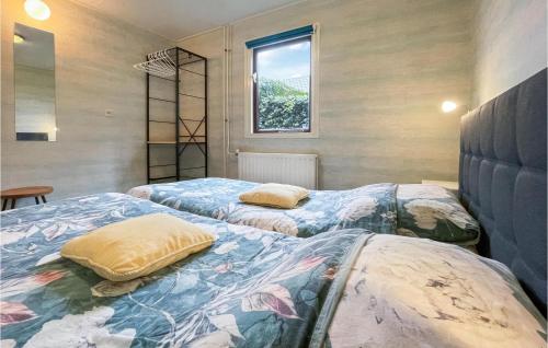 um quarto com duas camas com almofadas em Waddenzee em Moddergat