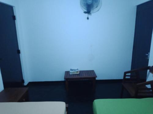 Cette chambre est dotée d'une lumière bleue sur un mur. dans l'établissement Absolute Breeze by cherins, à Matara