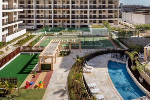 una vista aérea de una pista de tenis y un edificio en Apart Hotel Garden Secret Tagua Life, en Brasilia