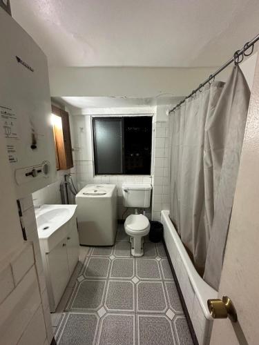 a bathroom with a toilet and a sink and a tub at Departamento centro de Viña in Viña del Mar