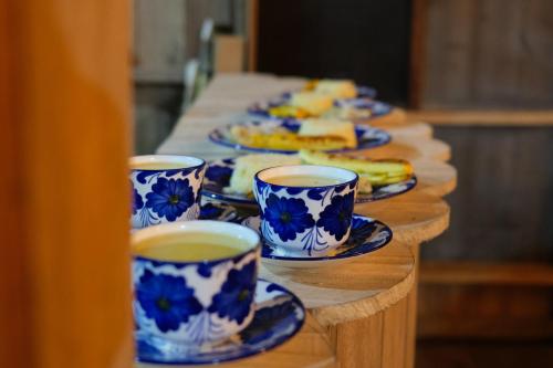 uma mesa com copos azuis e brancos e pratos de comida em CHUNAKI ECOLODGES - All Inclusive - Authentic Activities and Food 