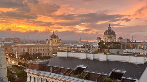 uitzicht op de stad Londen bij zonsondergang bij City-Penthouse mit 4 Terassen und Whirlpool in Wenen