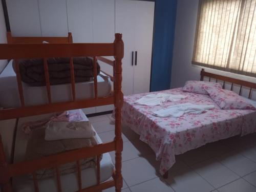 sypialnia z 2 łóżkami piętrowymi i oknem w obiekcie La posada w mieście São Gabriel