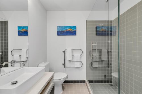 y baño con aseo, lavabo y ducha. en QV Apartment Overlooking the Viaduct (1137) en Auckland