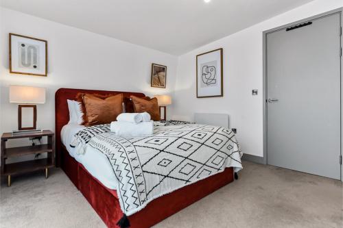 - une chambre avec un lit et une couette noire et blanche dans l'établissement Earthy Elegance: Nature Inspired Flat in Prime Location, à Londres