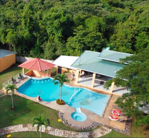 una vista aérea de una piscina en un complejo en Villas jr estudio 1 by Oasis Guacalillo, en Tarcoles