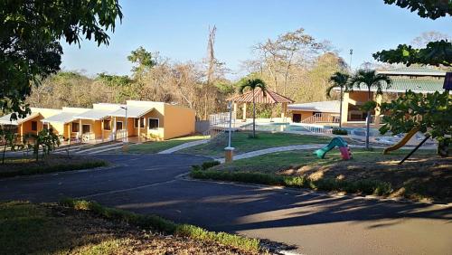 un niño jugando en un parque en Villas jr estudio 1 by Oasis Guacalillo, en Tarcoles