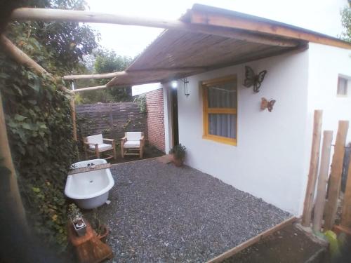 - une vue sur l'extérieur d'une maison avec des toilettes dans l'établissement CASITA PINTORESCA EN LAS SIERRAS Y LAGO, à San Roque