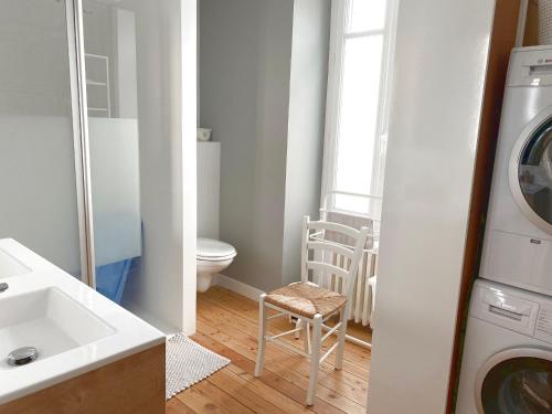 une salle de bain avec un lavabo et une machine à laver dans l'établissement Spacieux Pavillon T5 avec Cour Privée et WiFi, à 150m de la Grande Plage aux Sables d'Olonne - FR-1-92-922, à Les Sables-dʼOlonne