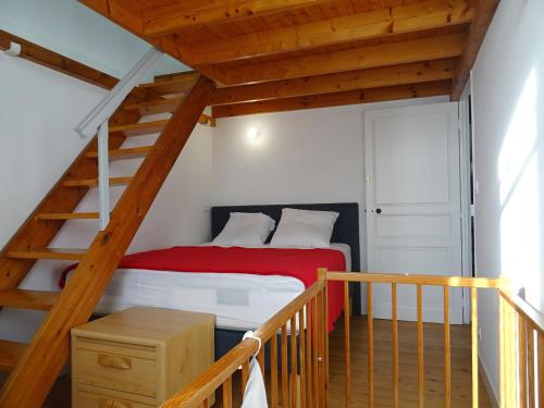 une chambre avec un lit avec une couverture rouge dans l'établissement Spacieux Pavillon T5 avec Cour Privée et WiFi, à 150m de la Grande Plage aux Sables d'Olonne - FR-1-92-922, à Les Sables-dʼOlonne