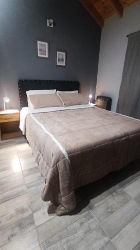 a bedroom with a large bed in a room at Rincón Bonito in El Hoyo