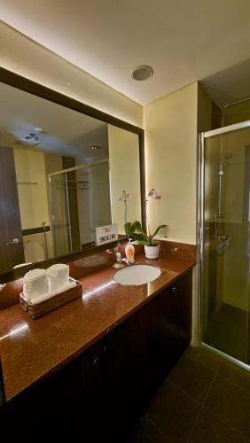 Bathroom sa Unit 444,Privately owned, 1 Bedroom Suite, 2 King Bed at the Forest Lodge, Camp John Hay Suites
