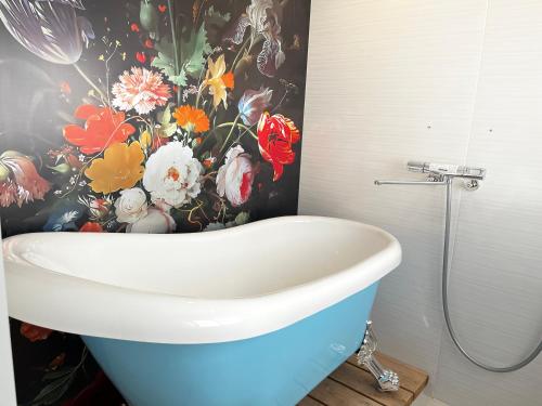 瀬戸市にあるウッドデザインパーク瀬戸の花柄の壁紙を用いたバスルーム(シンク付)