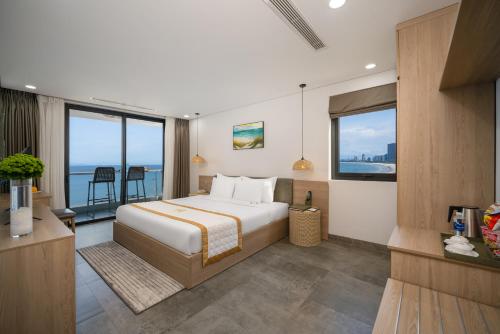 Habitación de hotel con cama y balcón en Nguyen Gia Hotel en Da Nang