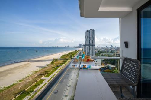 uma varanda com vista para a praia e para o oceano em Nguyen Gia Hotel em Da Nang
