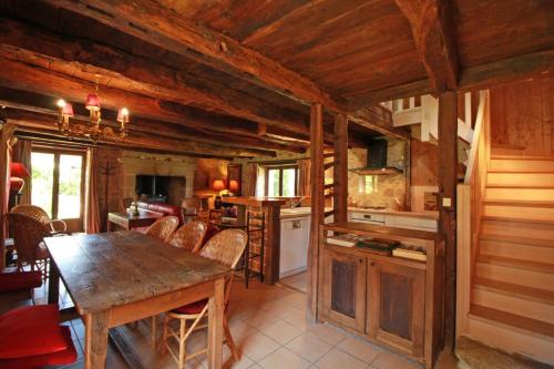 cocina y comedor con techo de madera en Le masbareau, le vieux domaine en Royères-Saint-Léonard