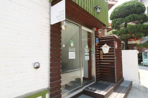 una tienda frente con una puerta de cristal en un edificio en Four Seasons House (Female only), en Seúl