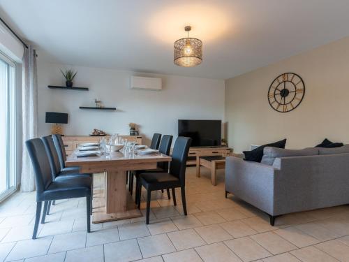 un salon avec une table, des chaises et un canapé dans l'établissement Maison Moderne 3* avec Jardin et Clim à Biscarrosse Bourg - Près des Pistes Cyclables et Plages - FR-1-319-533, à Biscarrosse