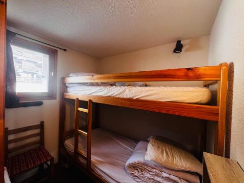 Ce dortoir comprend 2 lits superposés et une fenêtre. dans l'établissement Appartement Les Saisies, 2 pièces, 6 personnes - FR-1-293-397, à Hauteluce